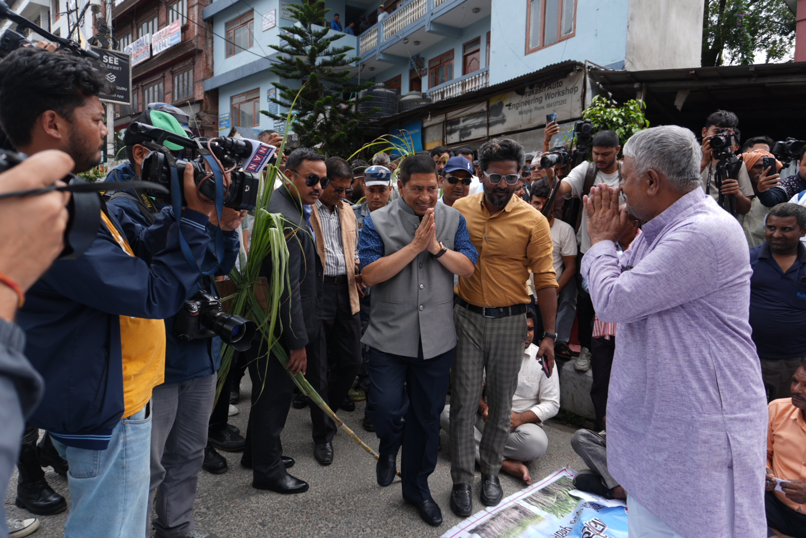 उखु किसानको आन्दोलनमा ऐक्यबद्धता जनाउन पुगे नारायणकाजी, तस्बिरहरु
