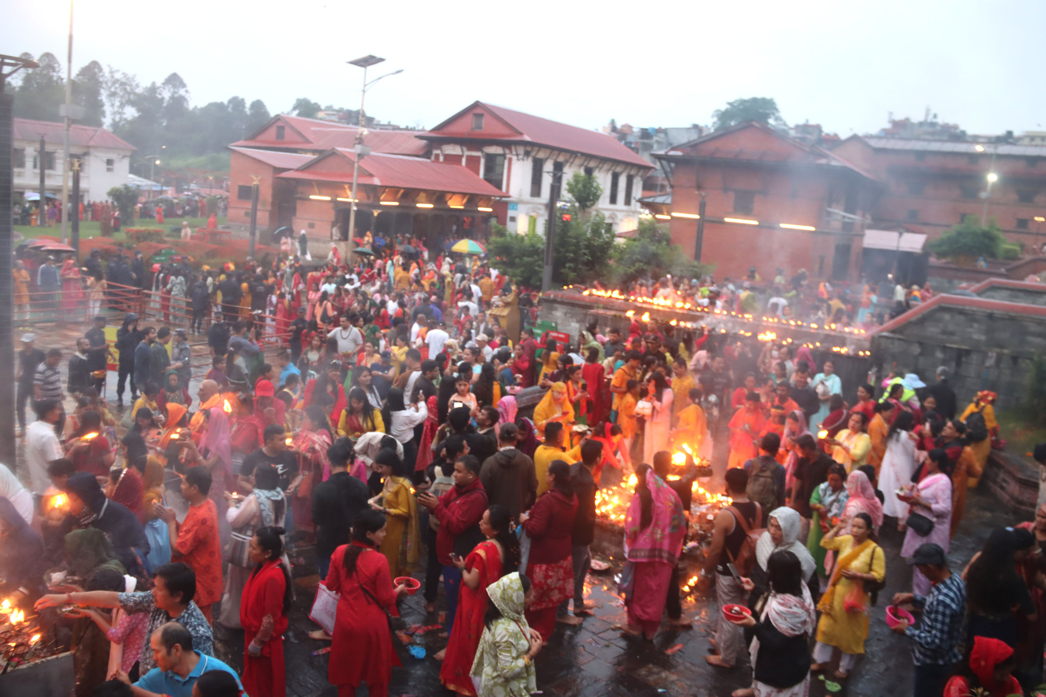 पशुपतिनाथ मन्दिरमा पानीको झरीका बिच भक्तजन (फोटोफिचर)