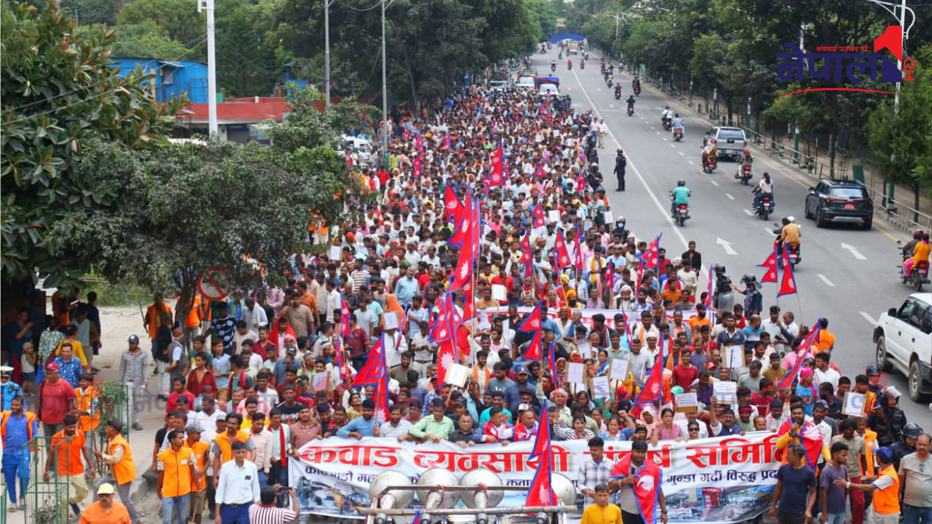 तस्बिरमा हेर्नूहोस्, बालेनविरुद्ध नाराबाजी गर्दै आज पनी कवाड व्यवसायी आन्दोलनमा
