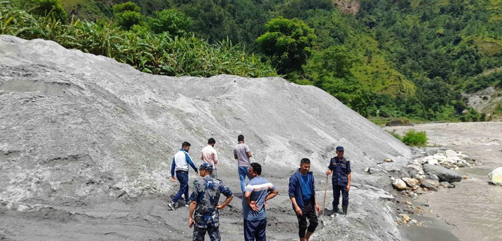 पवित्र कालीगण्डकीबाट वर्षायाममा पनि अवैध दोहन बढ्दै
