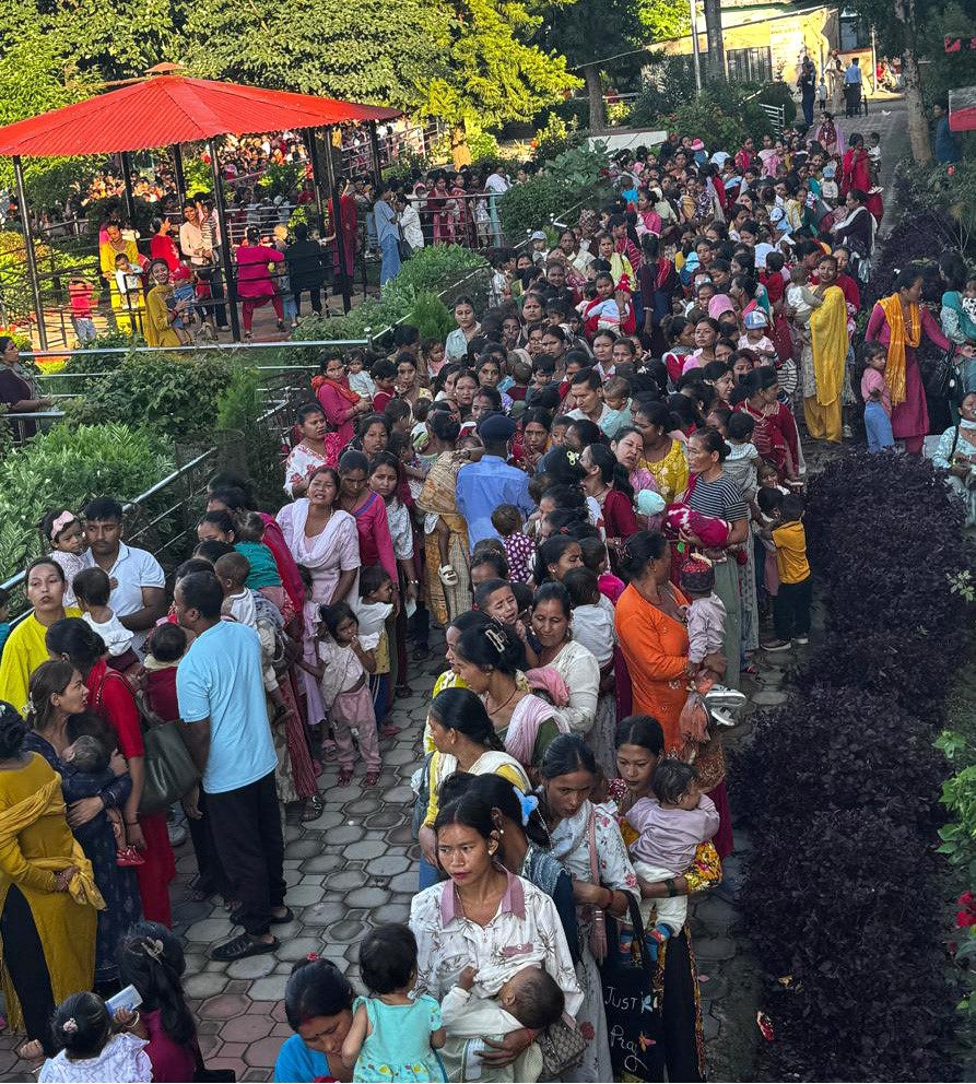 बालबालिकालाई स्वर्णबिन्दु  खुवाउन लामवद्ध सर्वसाधारण