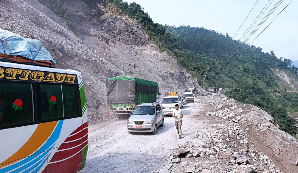 नारायणगढ-मुग्लिन सडकः सधैँ ढुङ्गा खस्ने त्रास