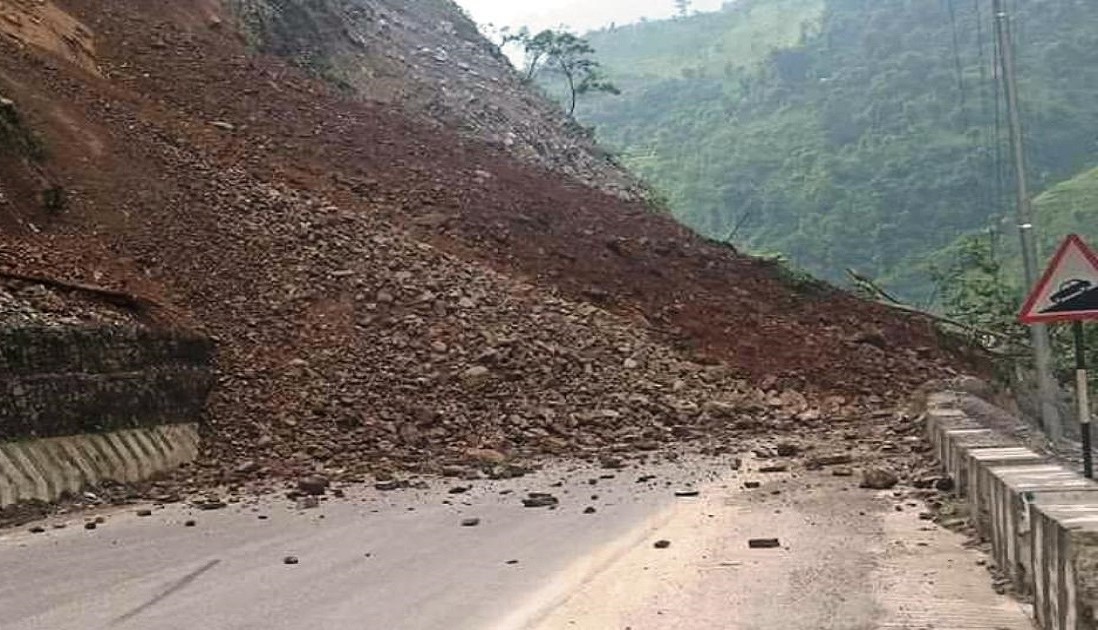 मध्यपहाडी राजमार्ग अवरुद्ध