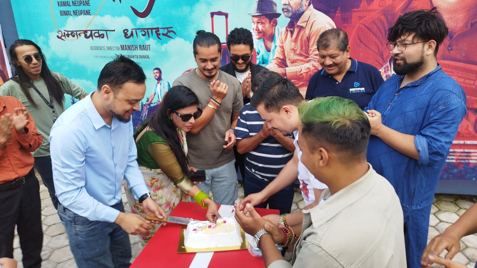जनै हराएको मान्छेका अभिनेता भोलाराज सापकोटाले हलमा नै मनाए जन्मदिन
