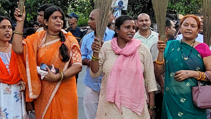 समाजवादी महिला संघ धनुषाद्वारा जनकपुरधाममा झाडुसहित प्रदर्शन