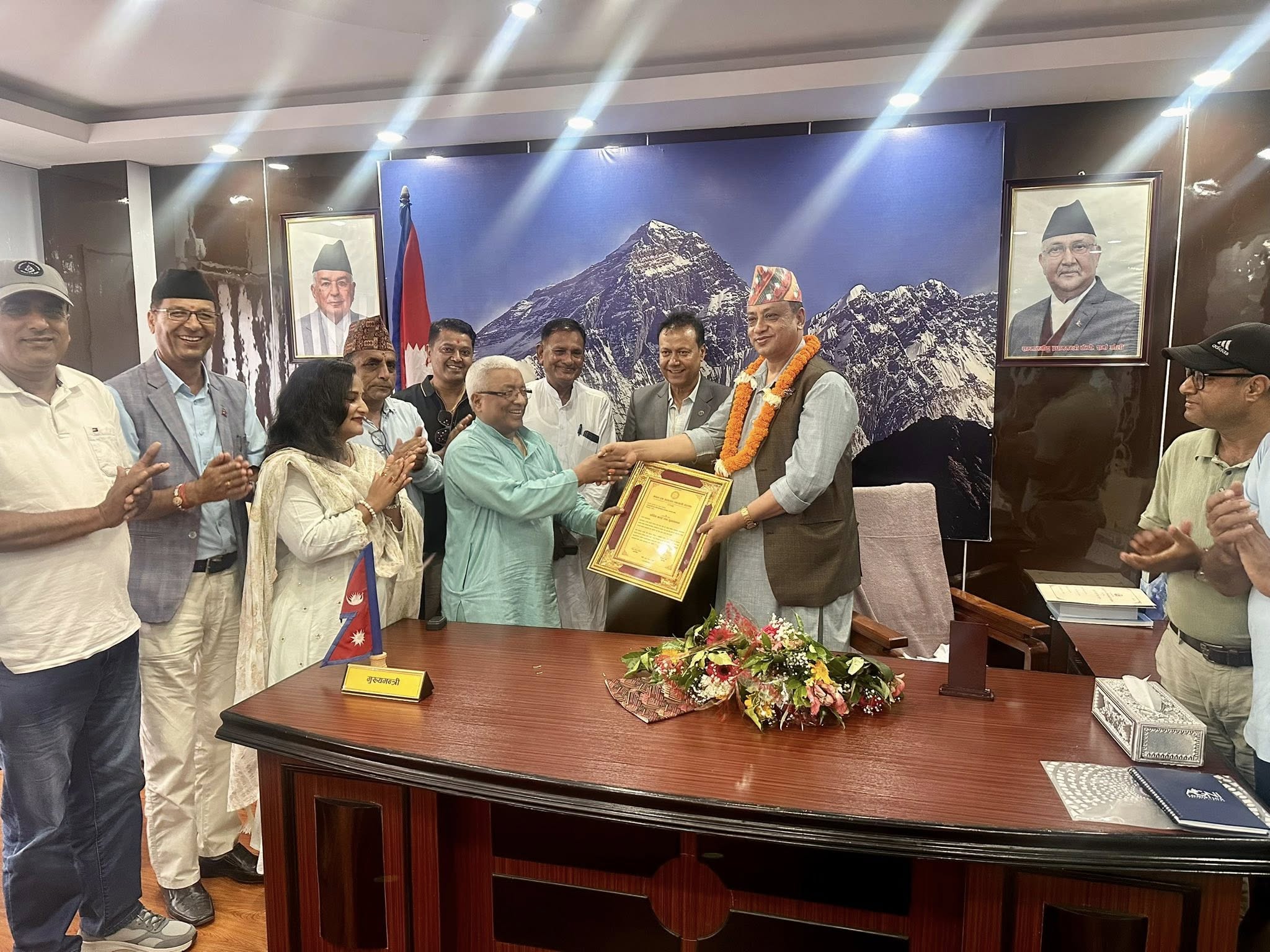 ट्रक यातायात व्यवसायी महासंघद्वारा बागमती प्रदेशका नवनियुक्त मुख्यमन्त्री र मन्त्रीहरूलाई बधाई
