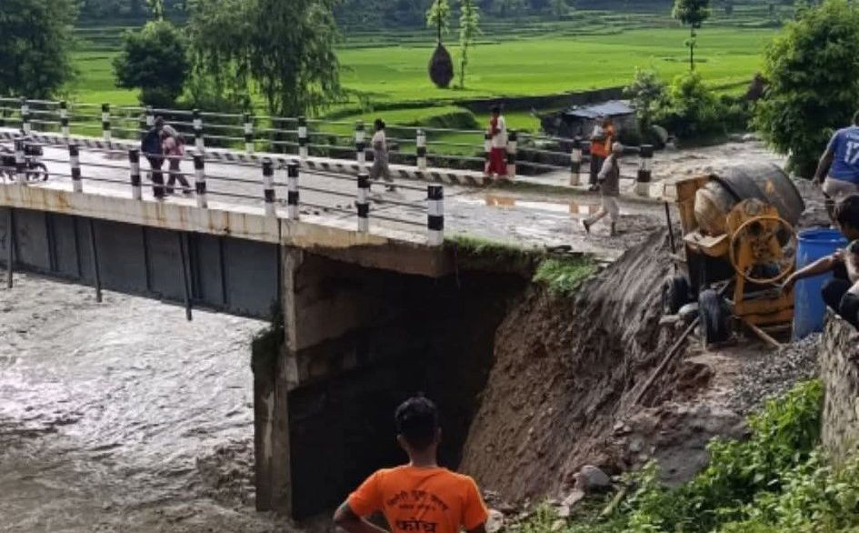 भटौली खोलामा कटानपछि मन्थली–पकरबास सडक अवरुद्ध, सवारी आवागमन रोकियो