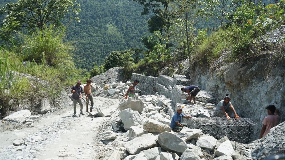 पाँच जलविद्युत् आयोजनाको  संयुक्त सहयोगमा रघुगङ्गाका सडक स्तरोन्नति