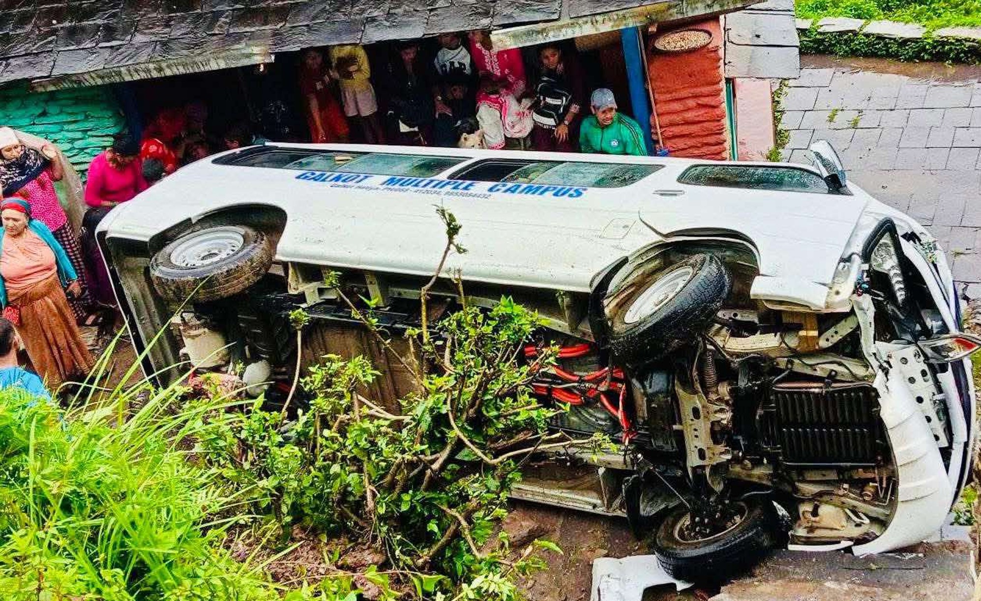 विद्यार्थी बोकेको भ्यान दुर्घटना हुँदा छ जना घाइते