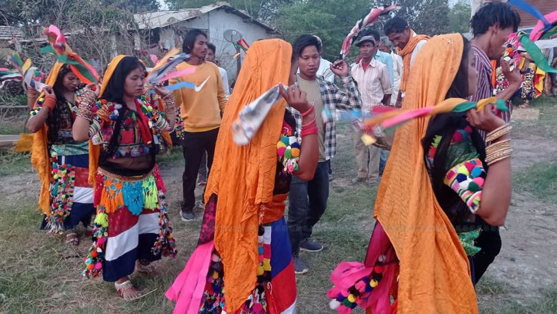 थारू समुदायले आज  विविध कार्यक्रम आयोजना गरी अटवारी पर्व मनाउँदै