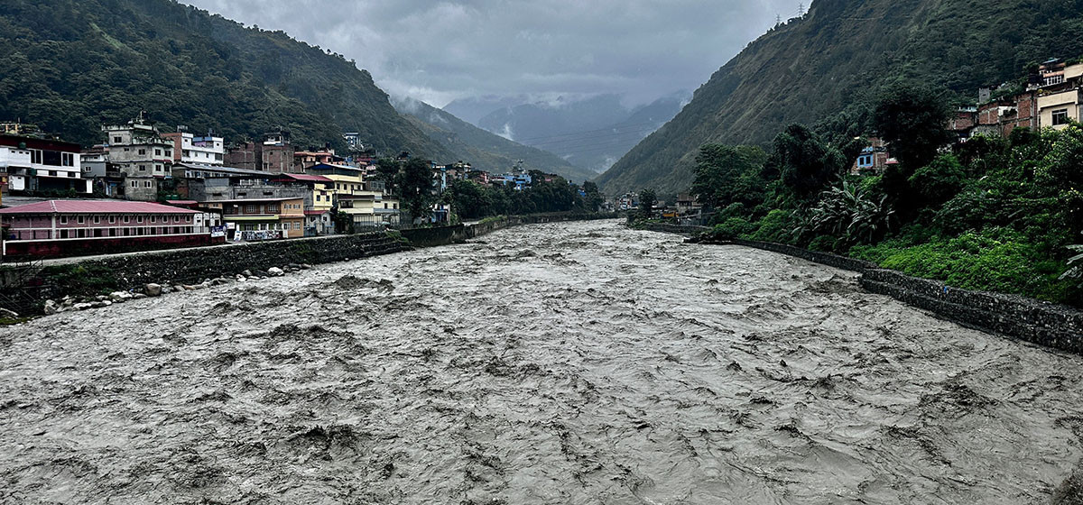 बाढीले मुस्ताङको ढी– सुर्खाङ जोड्ने पक्की पुलमा क्षति, सवारी आवागमनमा रोक