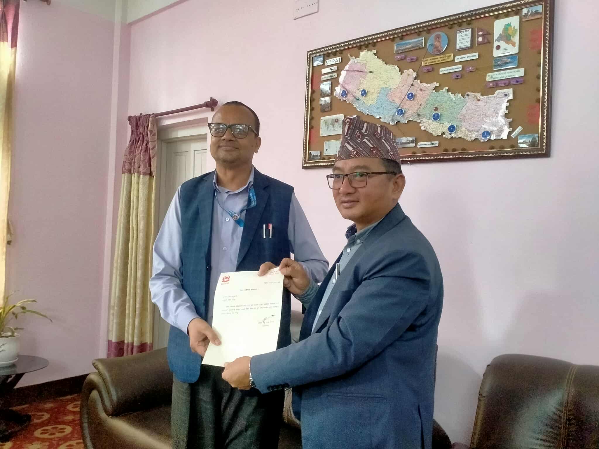 स्वकीय सचिवमार्फत मुख्यमन्त्री लामाको राजीनामा पत्र प्रदेश प्रमुखको कार्यालयमा