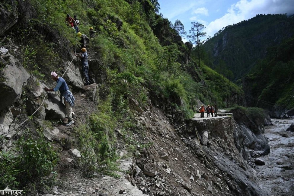 वर्षाले नौ राजमार्ग अवरुद्ध