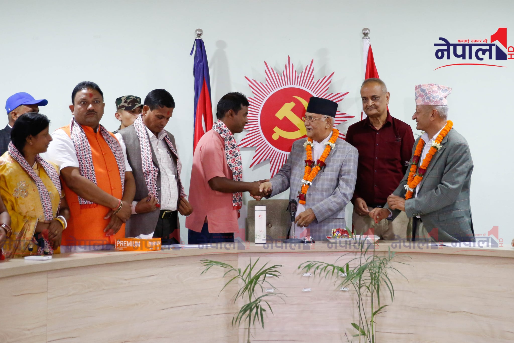 वरिष्ठ उपाध्यक्षसहित आजपाका दर्जनौं नेता एमालेमा प्रवेश, ओलीले गरे स्वागत (तस्बिरहरु )