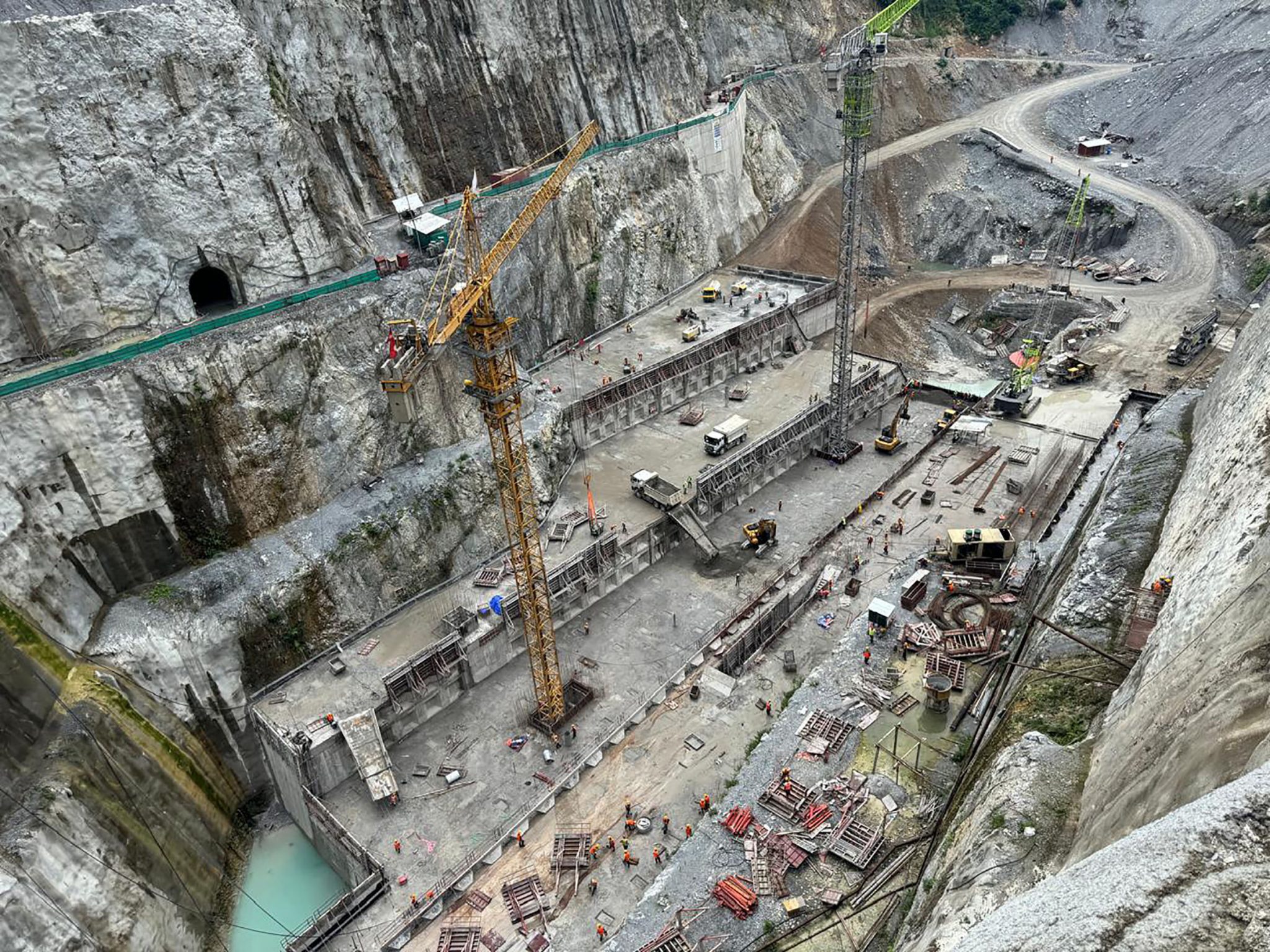 तनहुँ जलविद्युत् आयोजनाको मुख्य बाँधमा कङ्क्रिट निर्माण गरिँदै