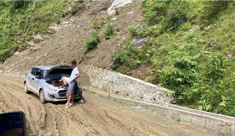 हिउँदमा धुलाम्मे र वर्खामा हिलाम्मे बिहुँ–घोडाबाधे सडकखण्डमा वर्षौँदेखि सास्ती