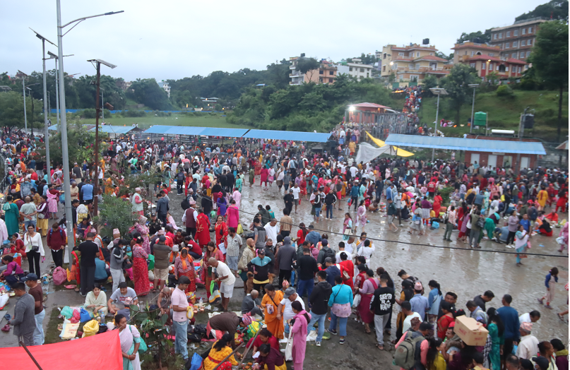 भाद्रकृष्ण औँसी: पितृप्रति श्रद्धा प्रकट गर्न बिहानैदेखि गोकर्णेश्वरमा हजारौँ भक्तजन घुइँचो