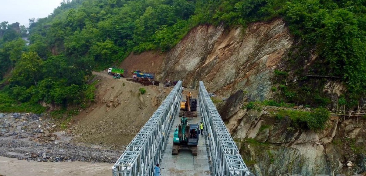 मन्त्री दाहाल र राजदूत श्रीवास्तवद्वारा हेवा खोला बेलिब्रिज उद्घाटन