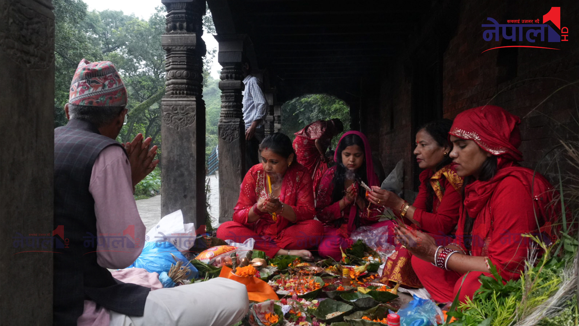 तस्बिरमा हेर्नूहोस् ऋषि पञ्चमीका दिन पशुपति गुह्येश्वरीमा पूजा आराधना गर्दै श्रद्धालु