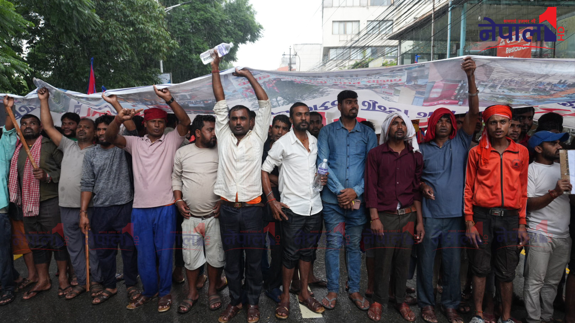 झरीमा पनि रोकिएन कवाड व्यवसायीको आन्दोलन, रुझ्दै पुगे महानगरको कार्यालय (तस्बिरहरु)