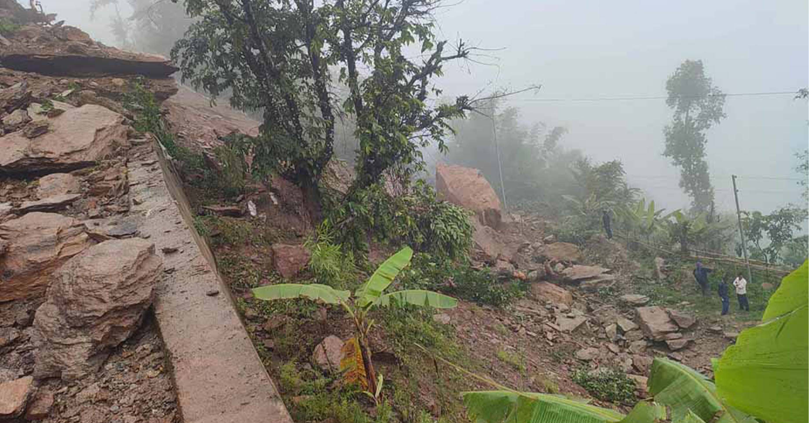 पहिरोले मध्यपहाडी लोकमार्ग अवरुद्ध, बोलबमका लागि हलेसी आउने तीर्थालु अलपत्र