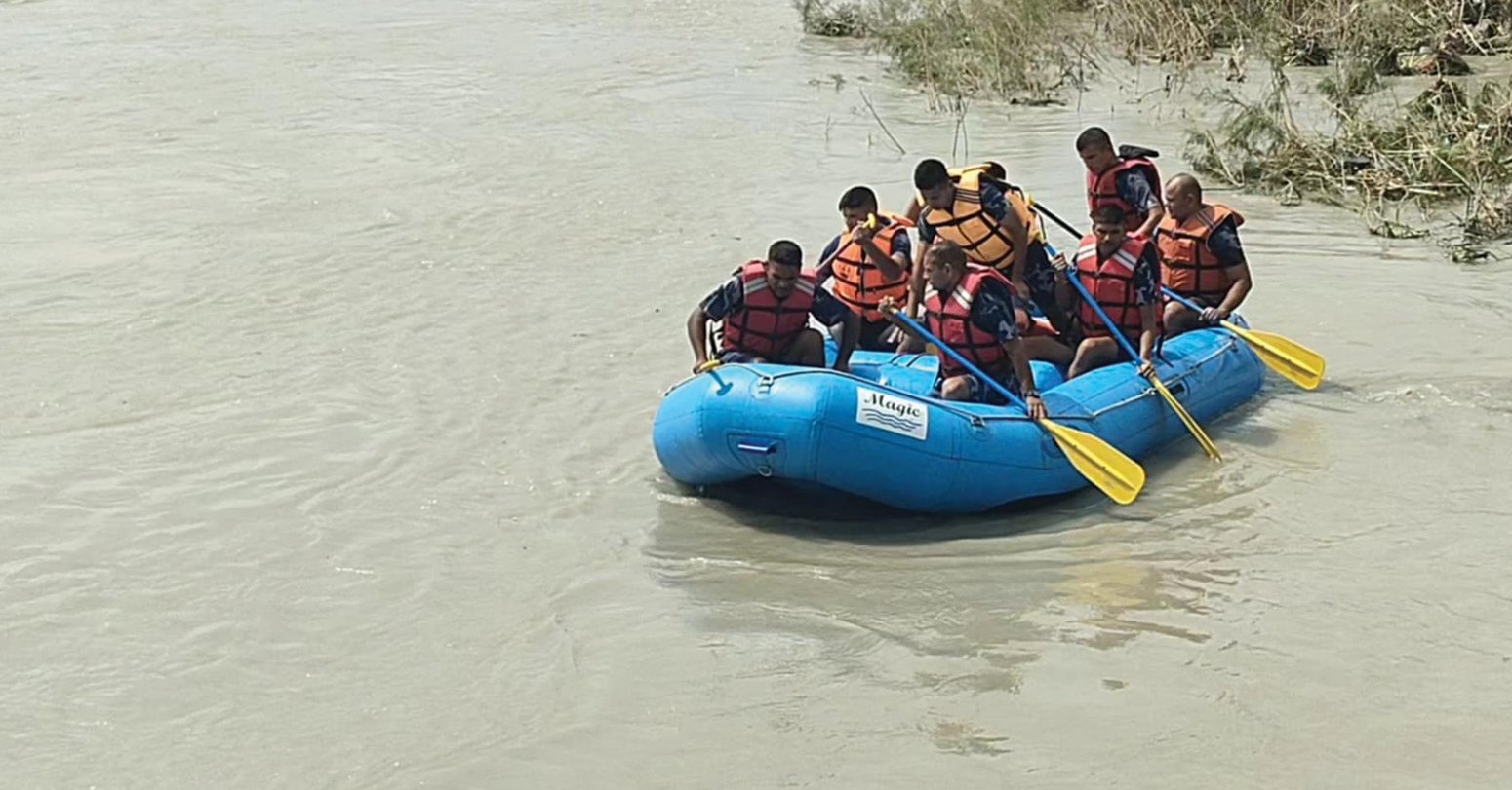महाकालीमा पानीको प्रवाह बढेपछि सवारी साधन सञ्चालनमा रोक