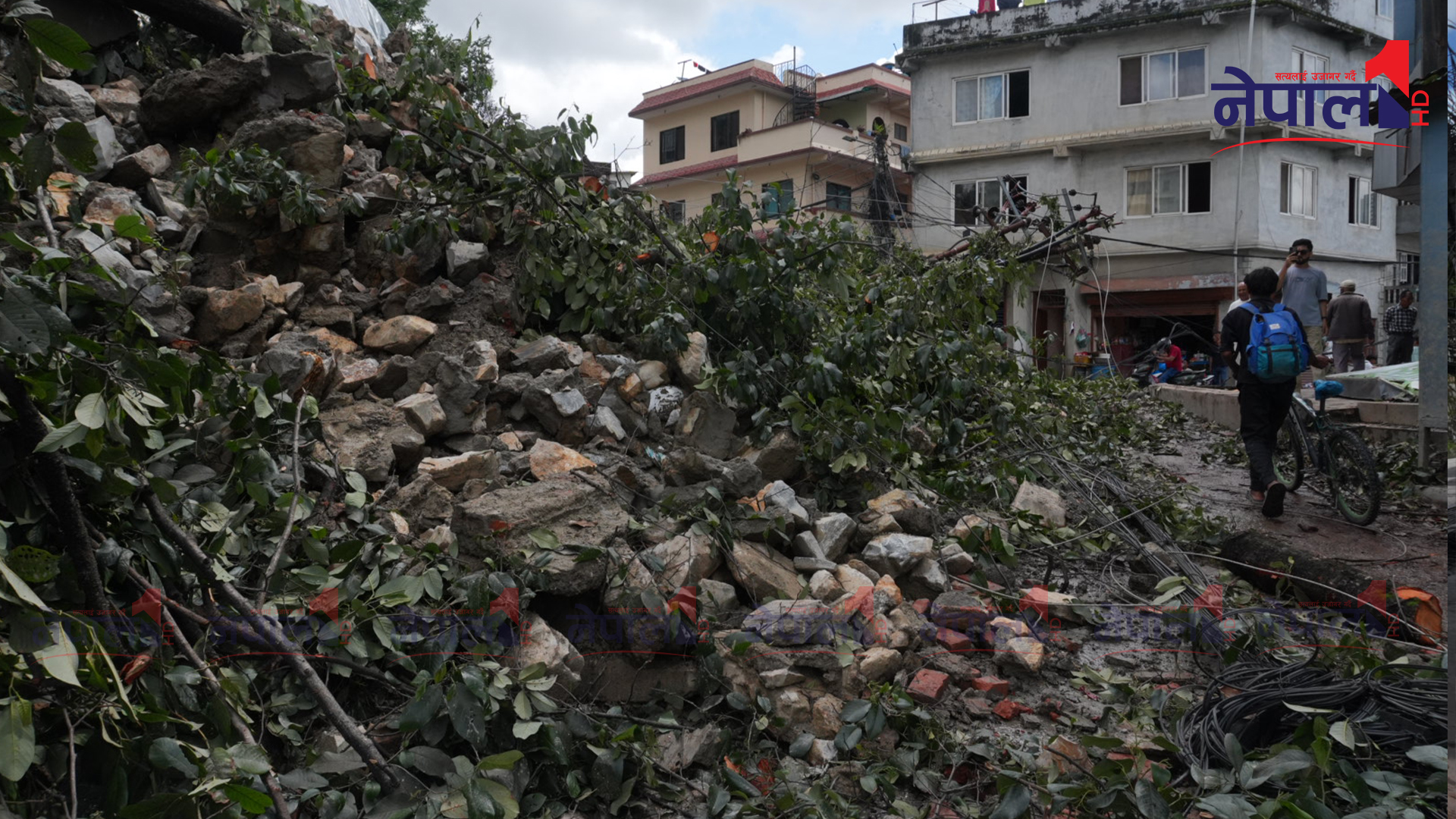 धापासी लाम्पाखामा पहिरो, सडक पूर्ण रूपमा बन्द  (तस्बिरहरू)