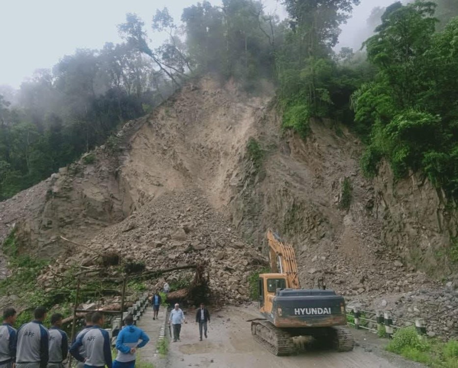 कोशी राजमार्गको हुङ्गुङ खण्डमा ठूलो पहिरो, तीन दिनदेखि आवागमन पूर्ण रूपमा ठप्प