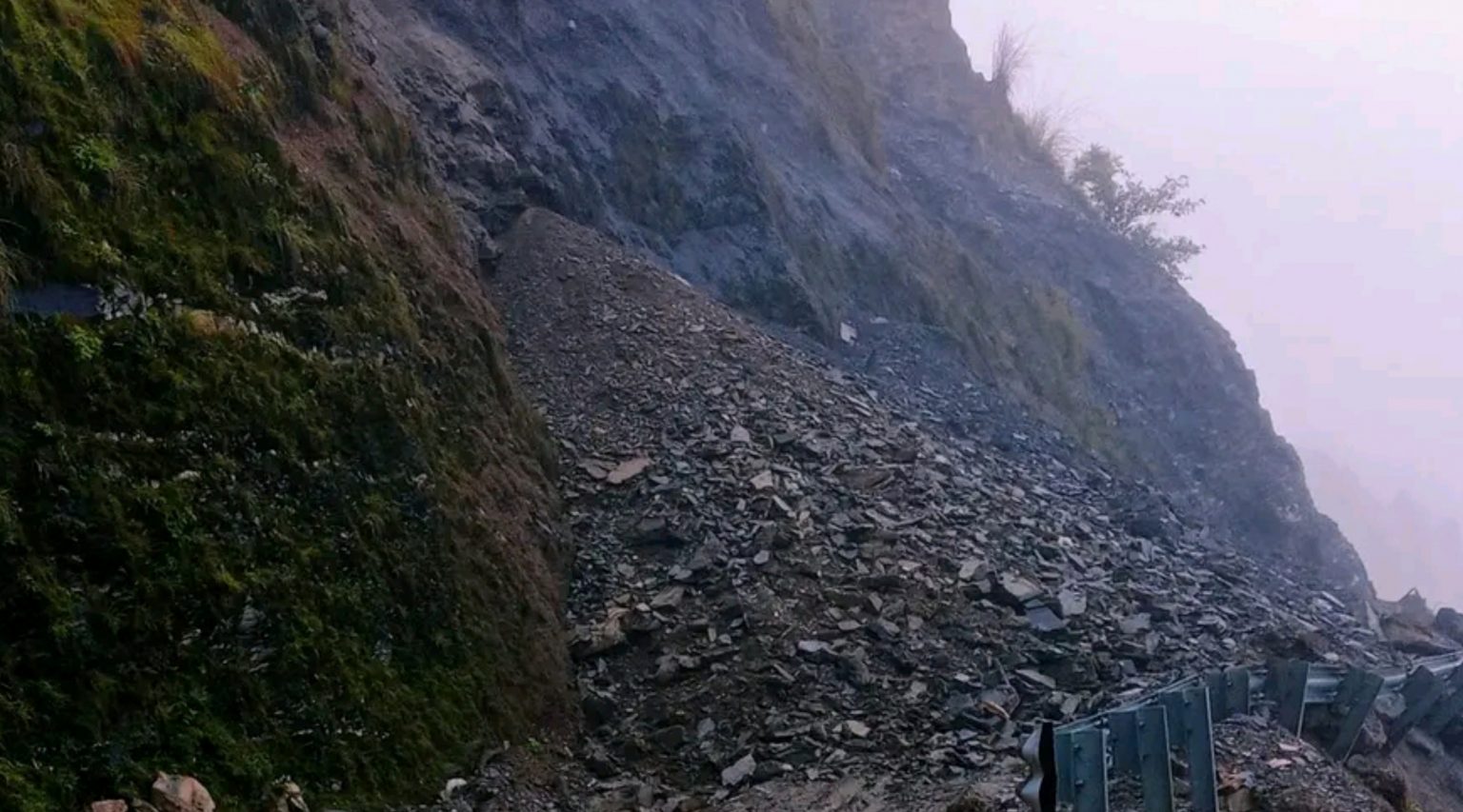 पहिराले जयपृथ्वी राजमार्ग अवरुद्ध,सवारी आवागमन पूर्ण रूपमा रोकिए