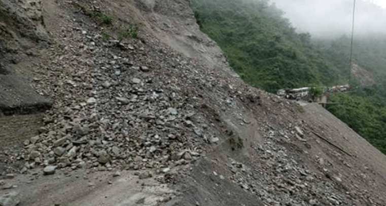बाढी पहिराले देशभरका विभिन्न नौ सडकखण्ड पूर्ण अवरुद्ध : सडक विभाग