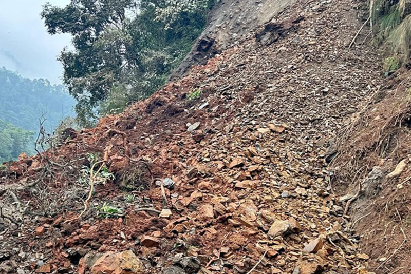 वर्षासँगै पहिरो खस्दा हेटौँडा-काठमाडौँ जोड्ने दुई सडक अवरुद्ध