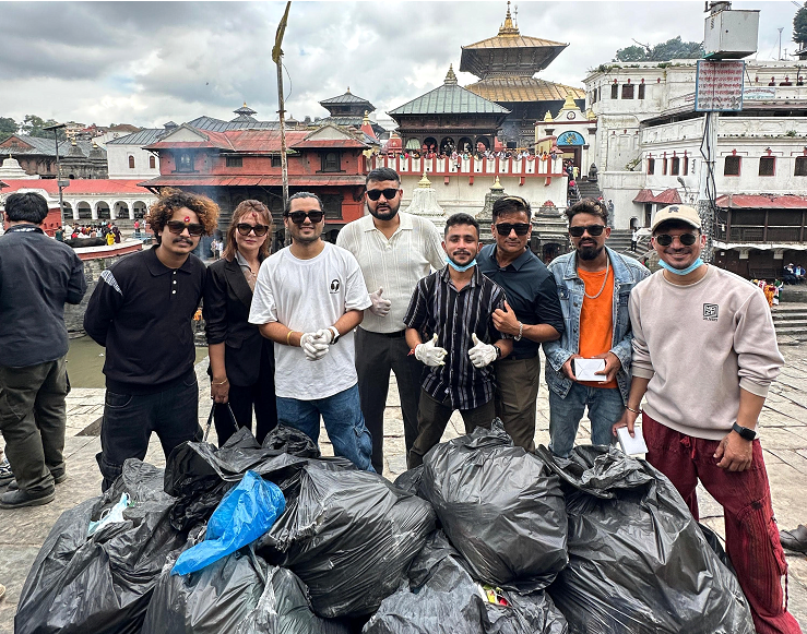 दिव्य पशुपतिनाथ सफाइमा कलाकर्मीहरूले गरे पशुपतिनाथ मन्दिर परिसर सफाइ