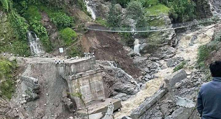 रामेछापमा खोलले बगाएको पक्की पुल नबन्दा सर्वसाधारणको यात्रा जोखिमपूर्ण बन्दै