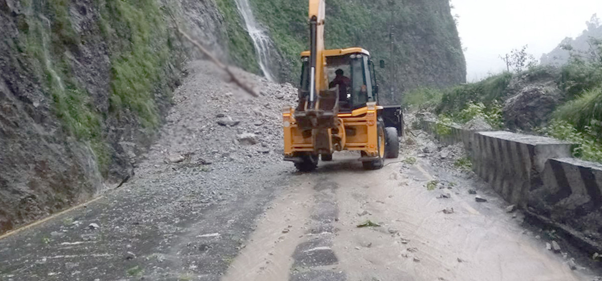 पहिरोले अवरुद्ध बनेको त्रिभुवनराजपथ सञ्चालन