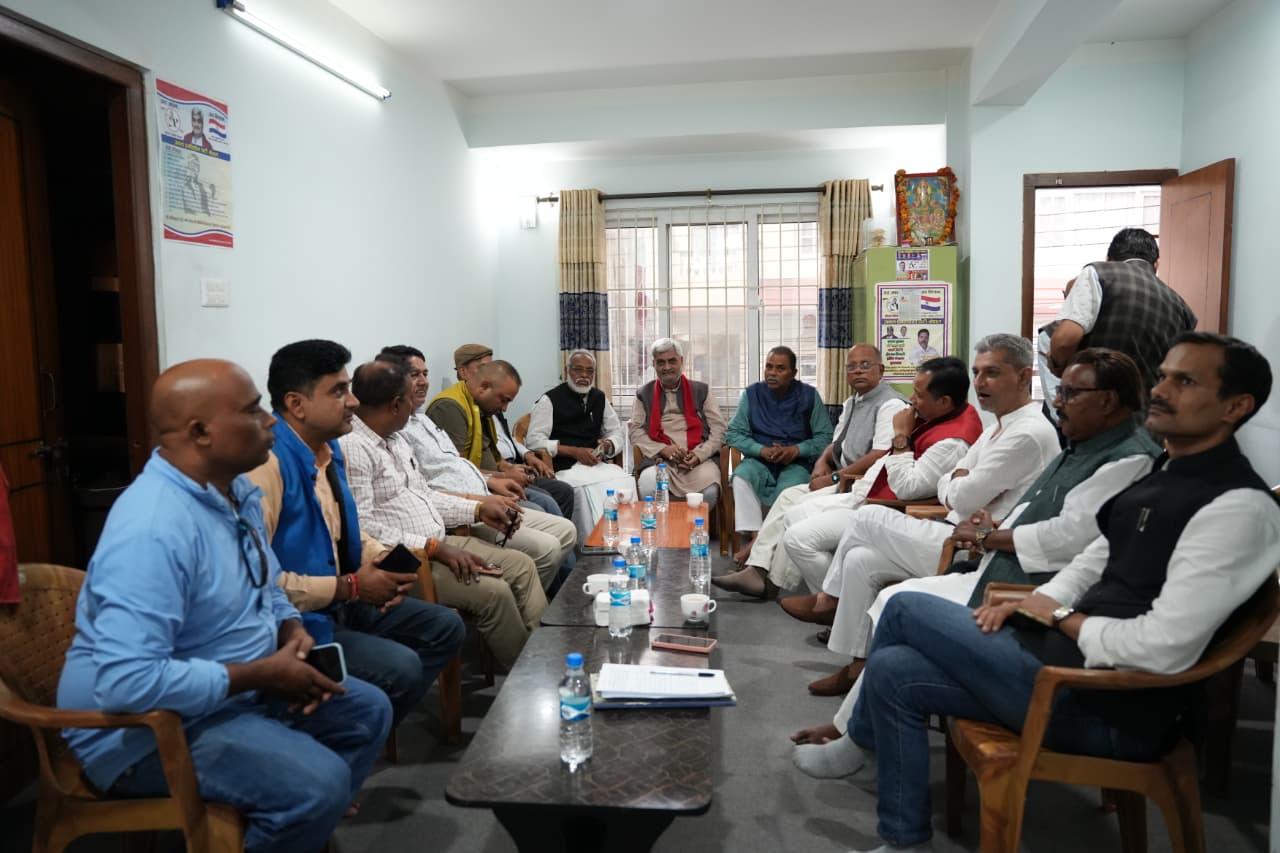 तस्बिरमा हेर्नूहोस् जनता प्रगतिशील पार्टीको बैठक