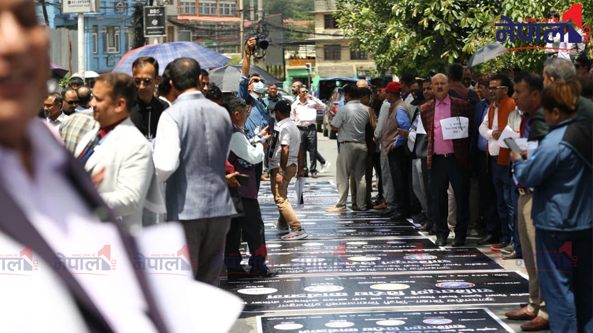 शिक्षकहरु नै ब्यानर टेक्दै हिँडेपछि…