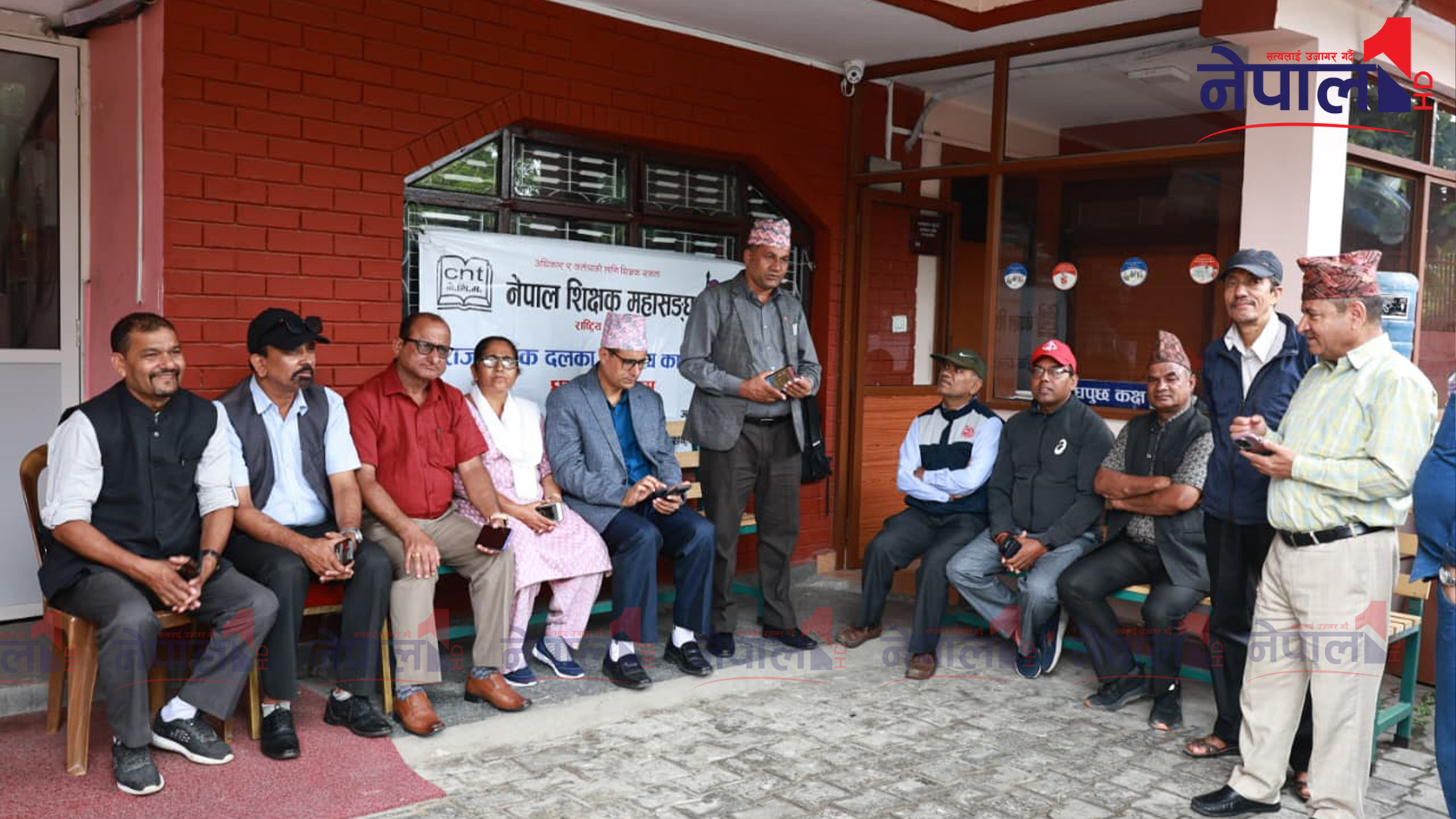 नेकपा एकीकृत समाजवादीको पार्टी कार्यालयमा शिक्षक महासंघको धर्ना (तस्बिरहरु)