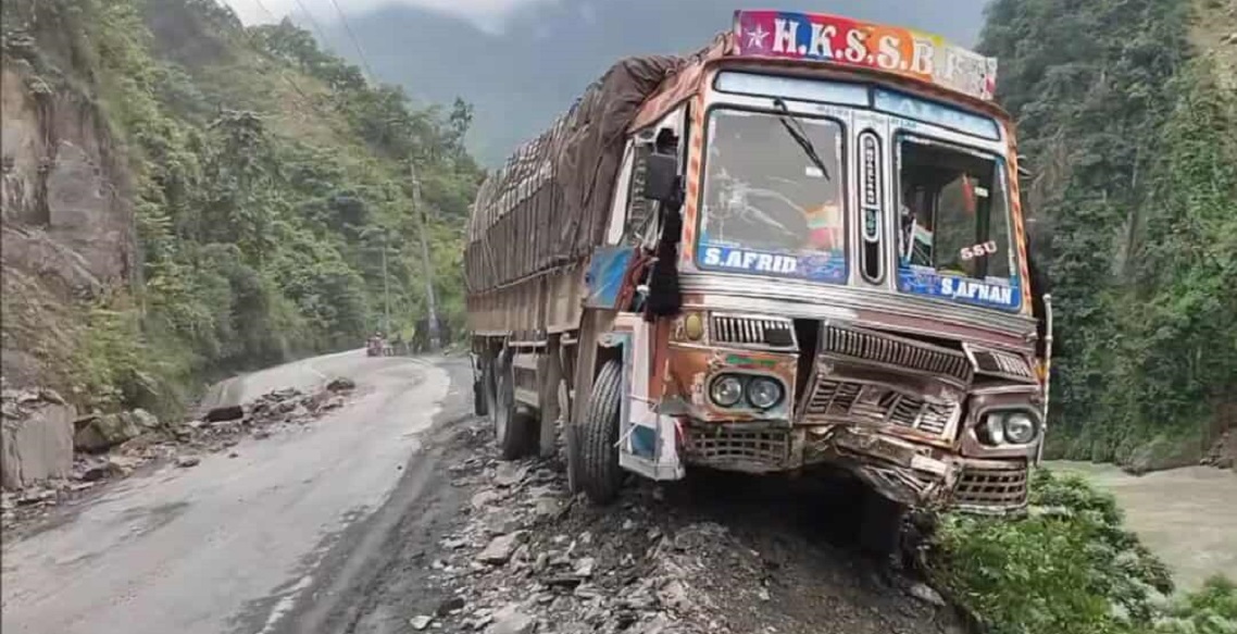 नारायणगढ–मुग्लिन सडकखण्डमा ट्रकमा ढुङ्गा खस्दा तीन जना घाइते