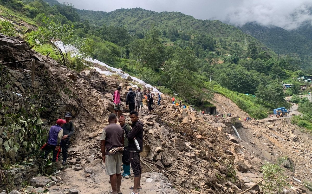 पहिरोले महकाली राजमार्ग अवरुद्ध