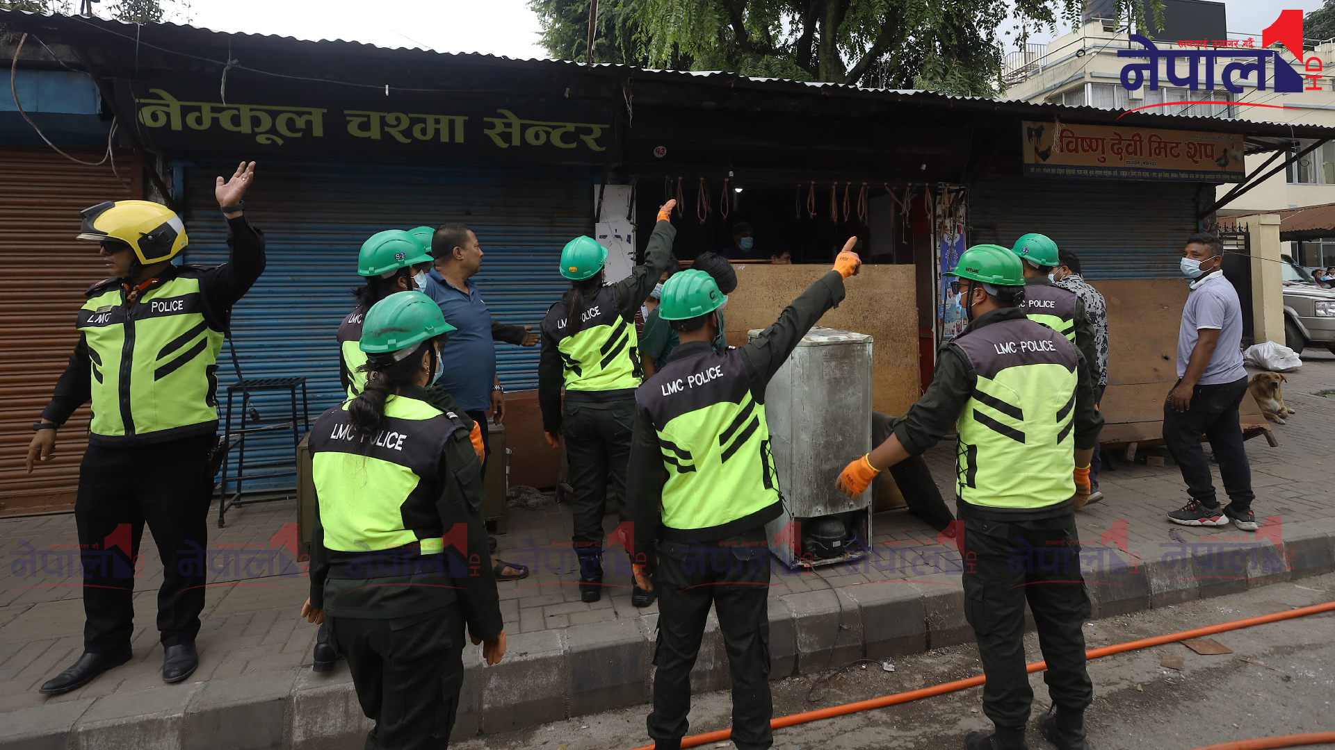 लगनखेलका अतिक्रमित संरचनामा ललितपुर महानगरको डोजर (तस्बिरहरू)