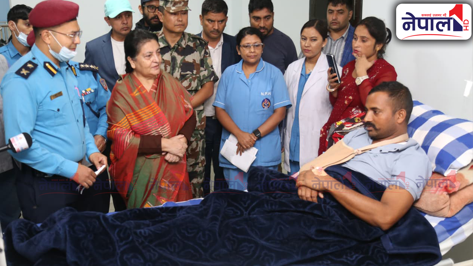 आन्दोलनको क्रममा घाइते भएकाहरुलाई भेट्न अस्पताल पुगिन् विद्या (तस्बिरहरु)