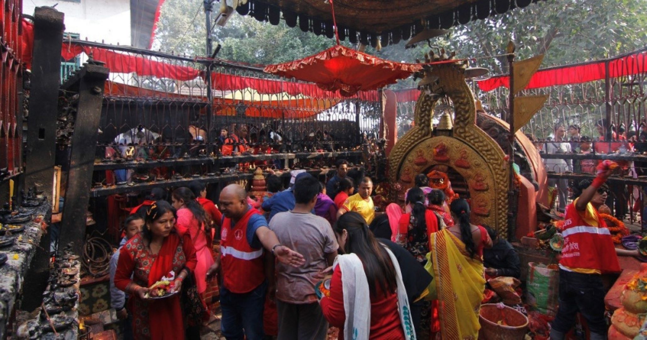 नवरात्रको चौथो दिनः देशभरका शक्तिपीठ एवं देवी मन्दिरमा भक्तजनको घुइँचो