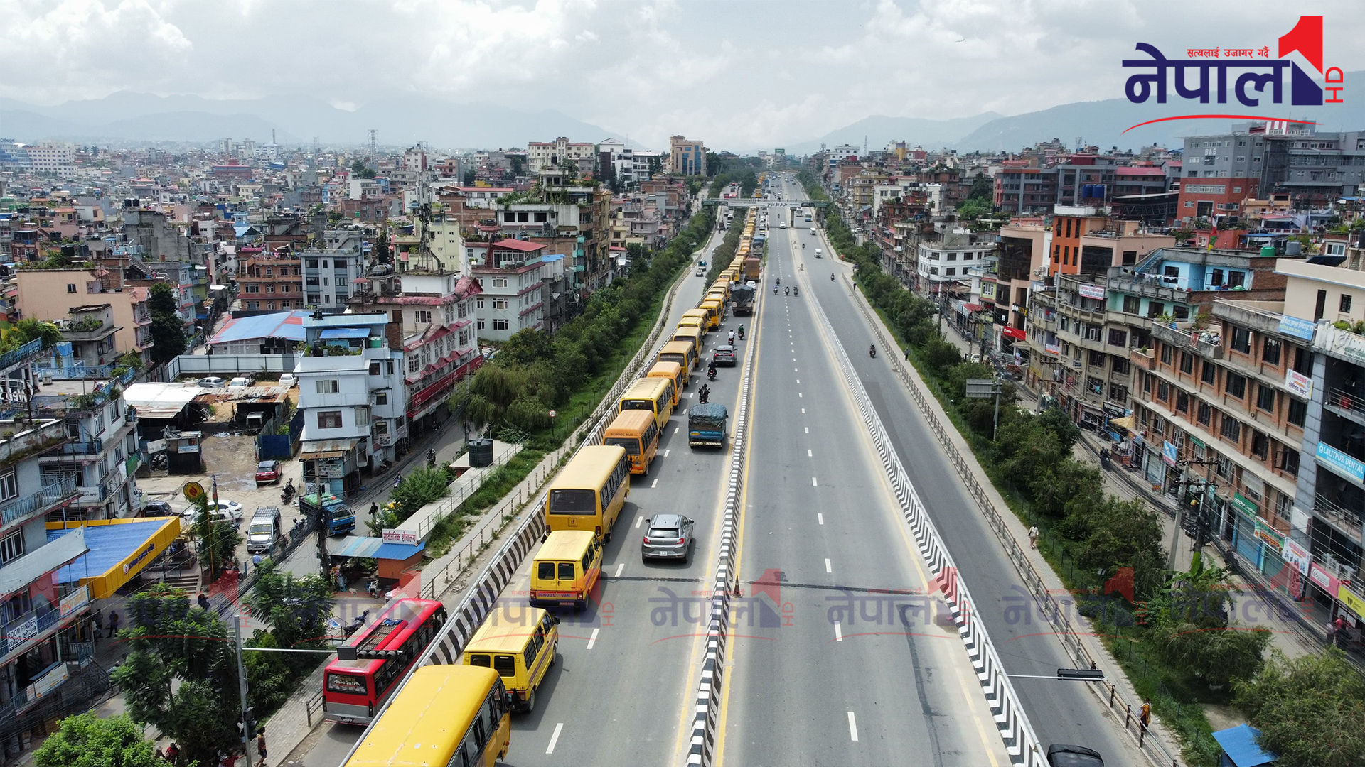 निजी विद्यालय सञ्चालकहरूले चक्रपथमा निकाले बससहितको र्‍याली (तस्बिरहरु)