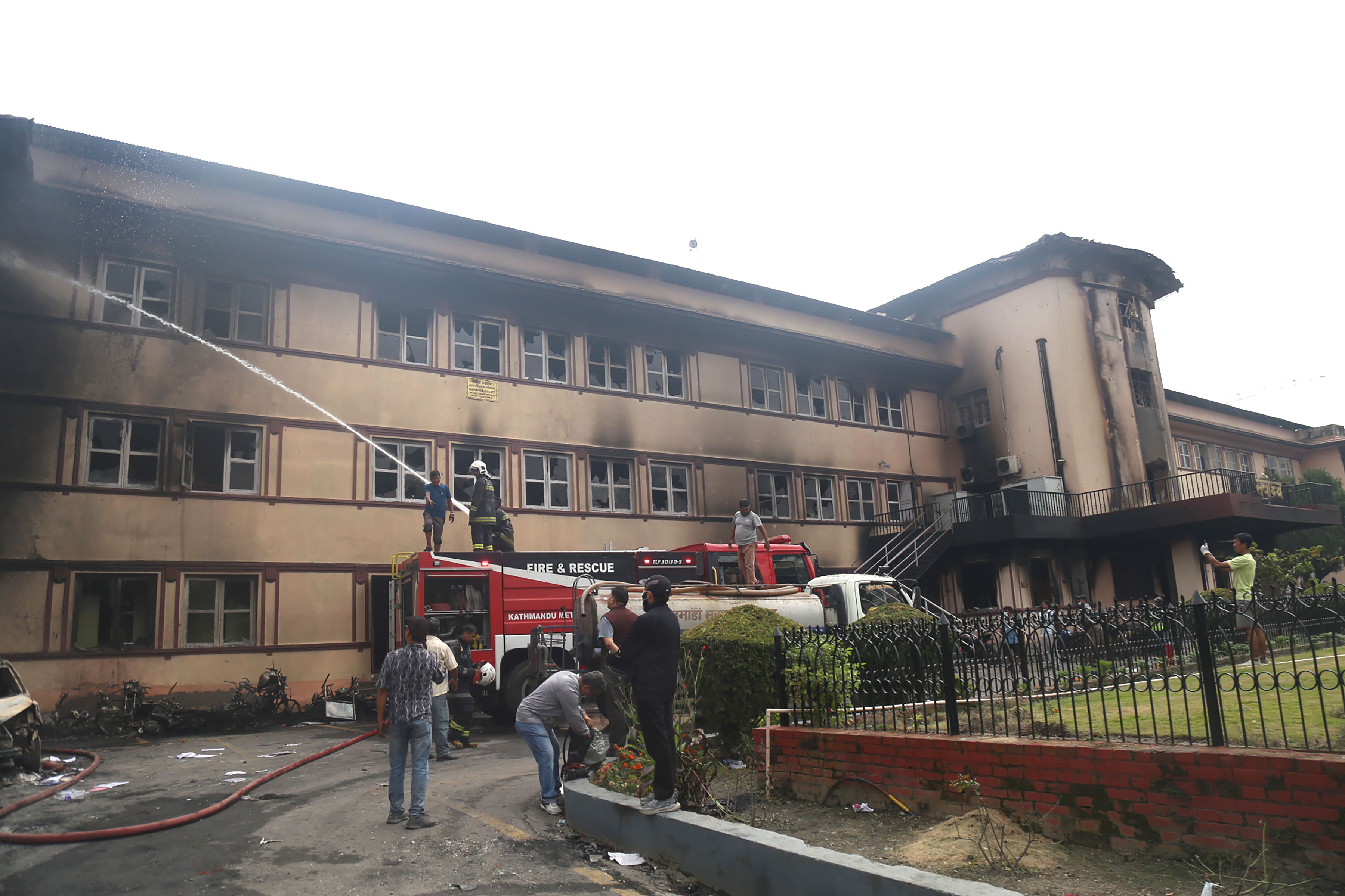 सर्वोच्च अदालतमा आगो निभाउँदै महानगरको दमकल (तस्वीरहरु)