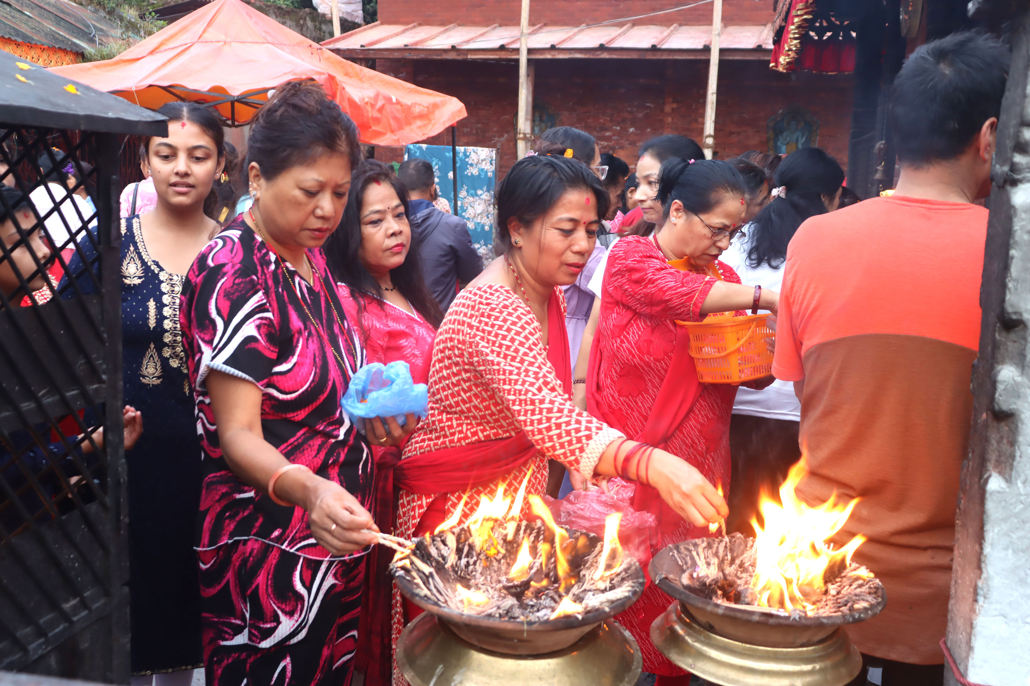 नवरात्रको पहिलो दिन  शक्तिपीठमा दर्शनार्थीकोे घुइँचो