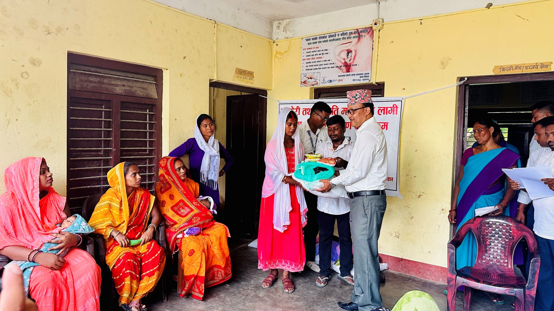 लहानमा ९० जना सुत्केरी र गर्भवतीलाई पोषण सामग्री वितरण