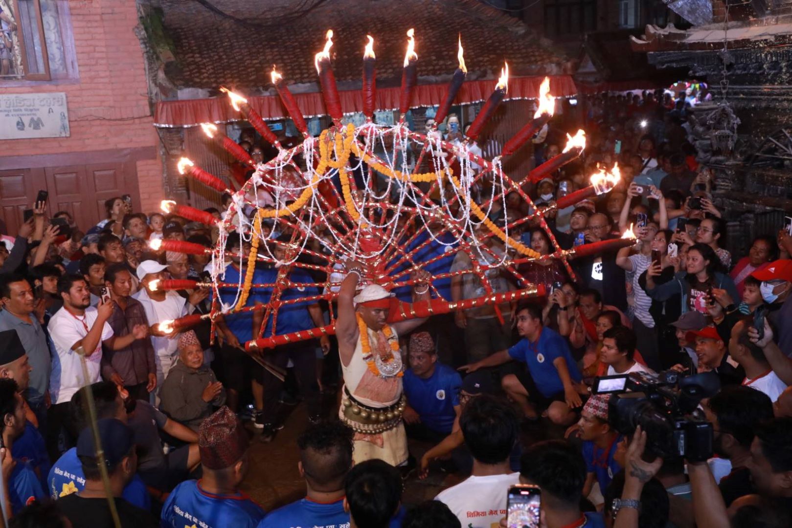 जिब्रो छेडेर महाद्वीप बोकी पार गरे ‘मध्यपुरथिमि–भक्तपुरसम्मको यात्रा’