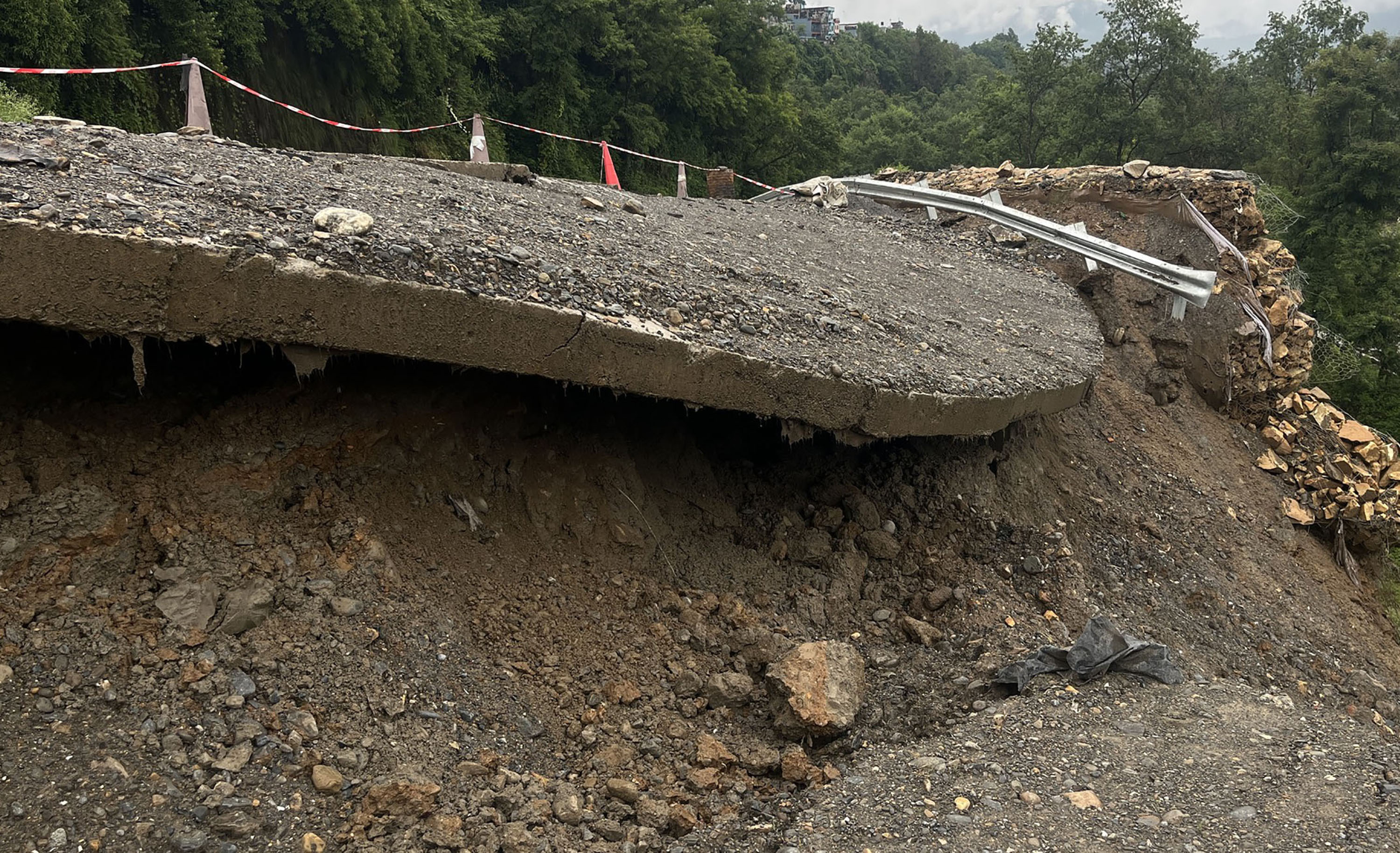अविरल वर्षाले निर्माणाधीन सडक भासियो,तत्काल मर्मत गर्न निर्माण कम्पनीलाई निर्देशन