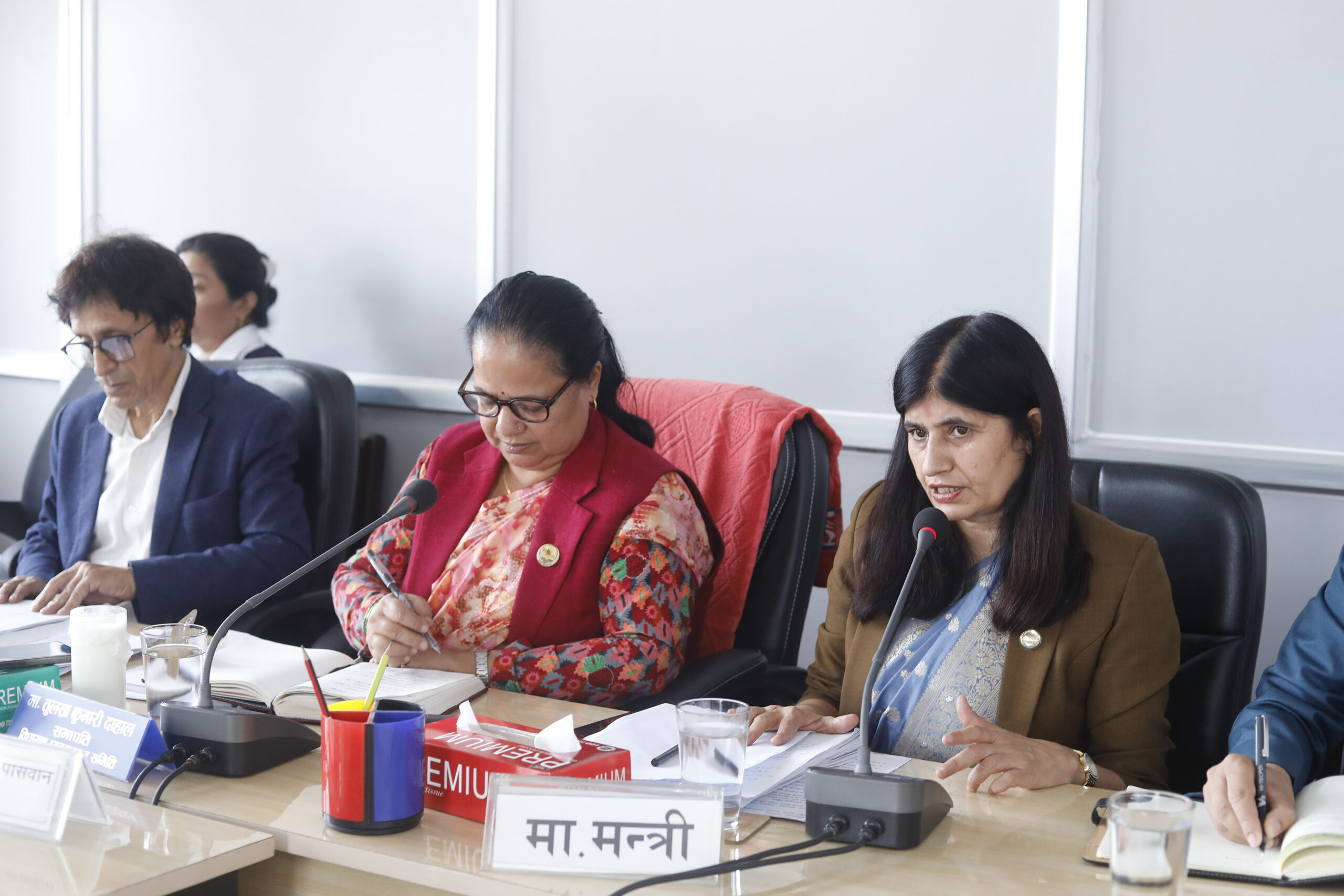 कर्मचारीको अवकाश उमेरबारे विवाद कायमै, मन्त्री न्यौपानेद्वारा समय माग