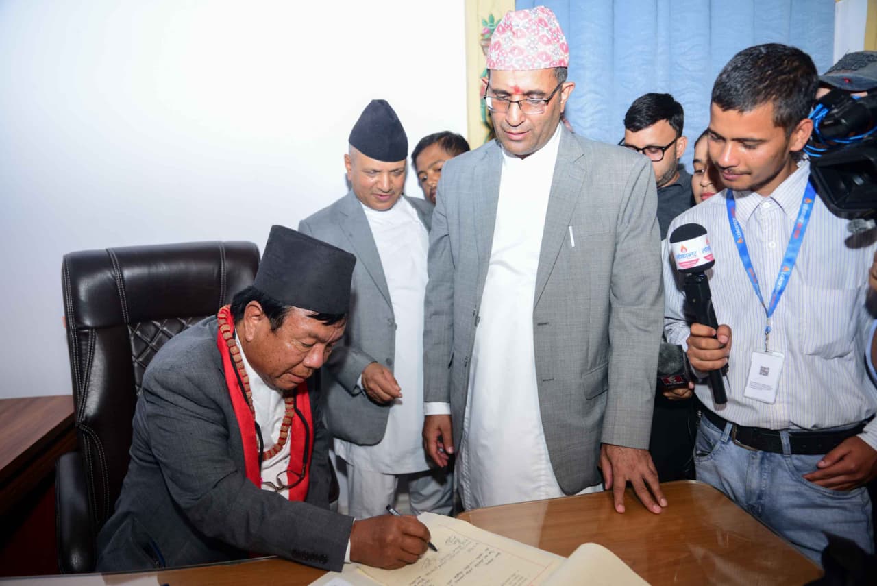 शिक्षामन्त्री महावीर पुनले गरे पदभार ग्रहण (तस्वीरहरु)